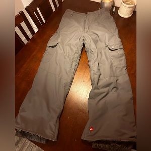 Quiksilver Youth Snow Pants. Perfect for skiing and snowboarding ❄️❄️❄️
